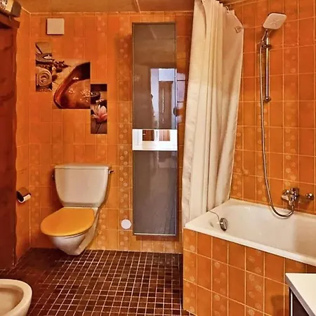 Appartement, Hyper Central, A 2 Min De Tout, Enorme Terrasse Privee Et Parking Couvert *